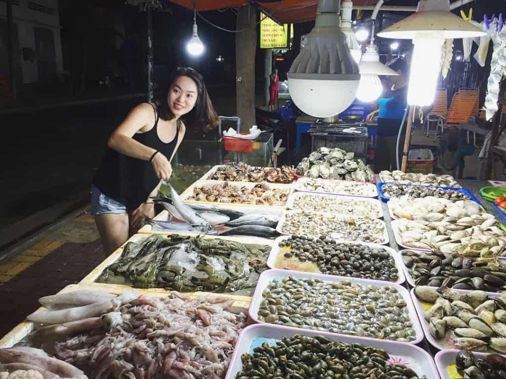 Có những loại hải sản nào được bán tại chợ đêm Vũng Tàu?
