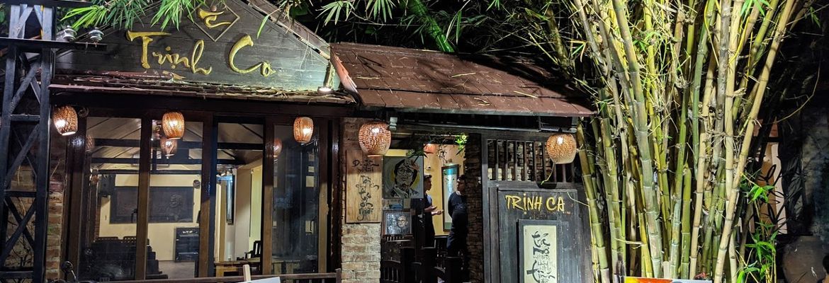 Quán cafe Cầu Giấy đã trở thành một điểm đến yêu thích của các tín đồ cà phê tại Hà Nội. Với không gian mang phong cách hiện đại và một thực đơn đa dạng, quán đang thu hút rất nhiều khách hàng mới. Hãy đến đây để thưởng thức những ly cà phê thơm ngon và tận hưởng không khí vui tươi tràn đầy năng lượng.