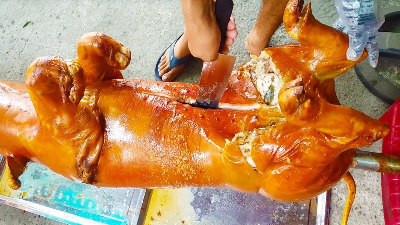 Heo quay được bày bán ở chợ cho du khách mua về thưởng thức
