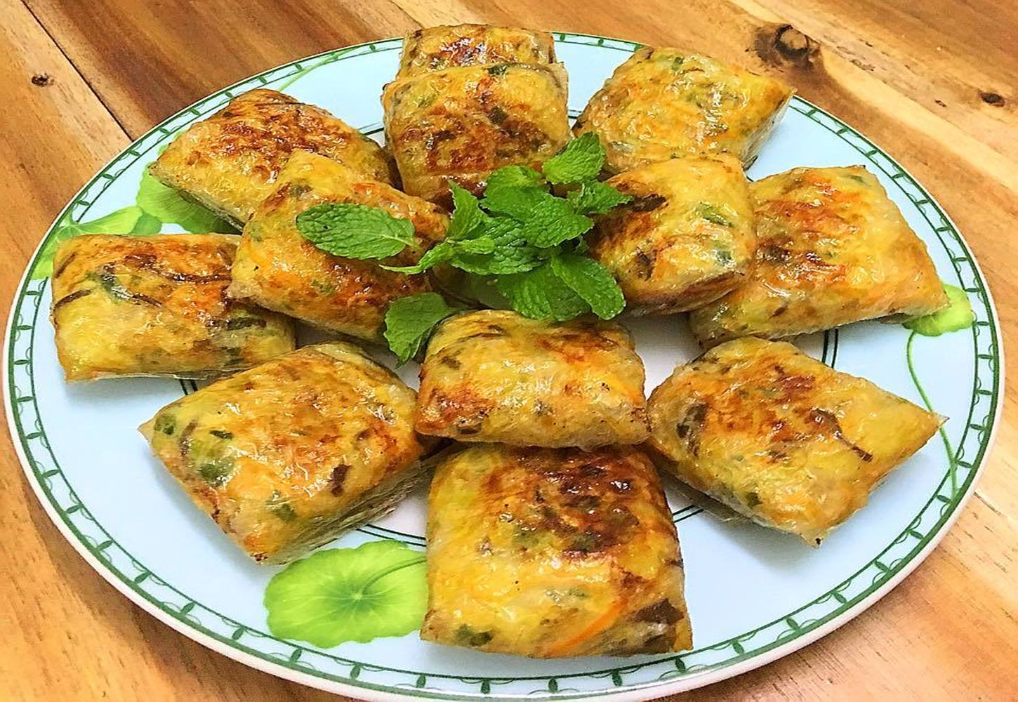 Hai Phong tank crab spring rolls are also known as square rolls 