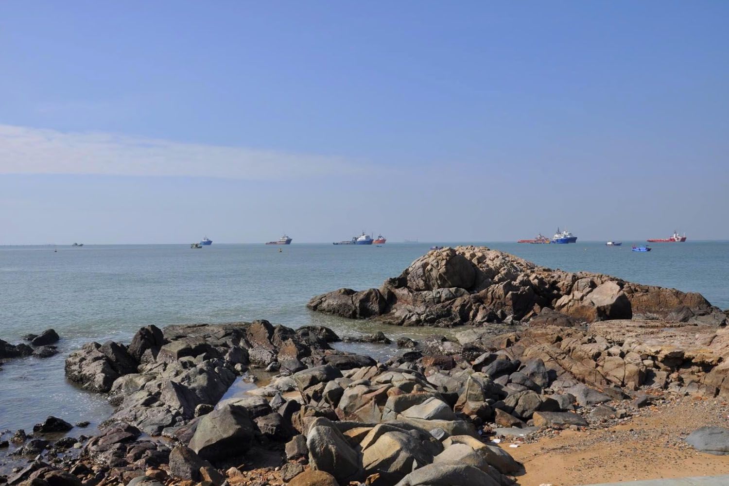 Tắm biển Chí Linh