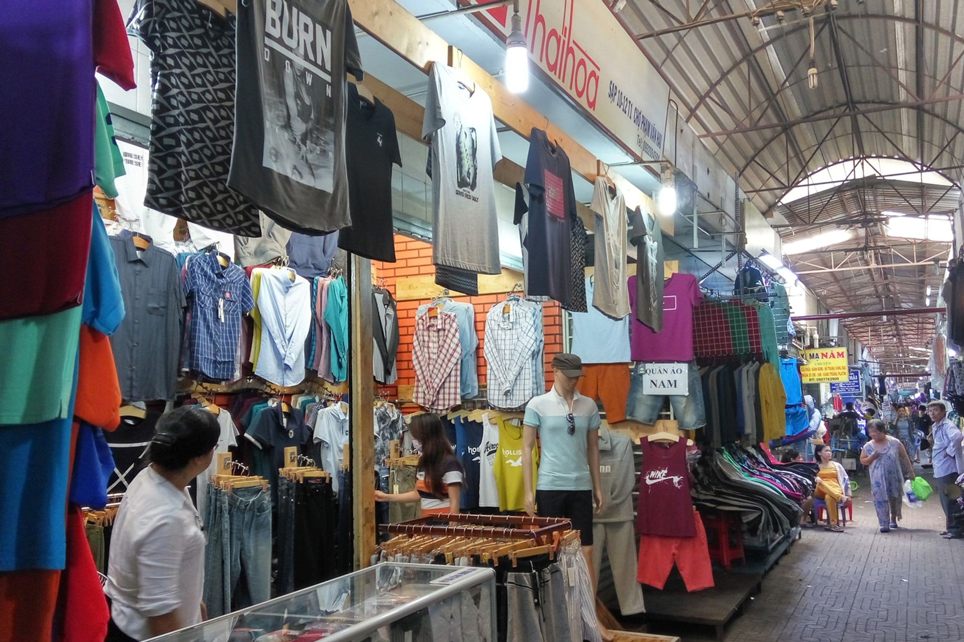 Khu mua sắm quần áo chợ Phạm Văn Hai