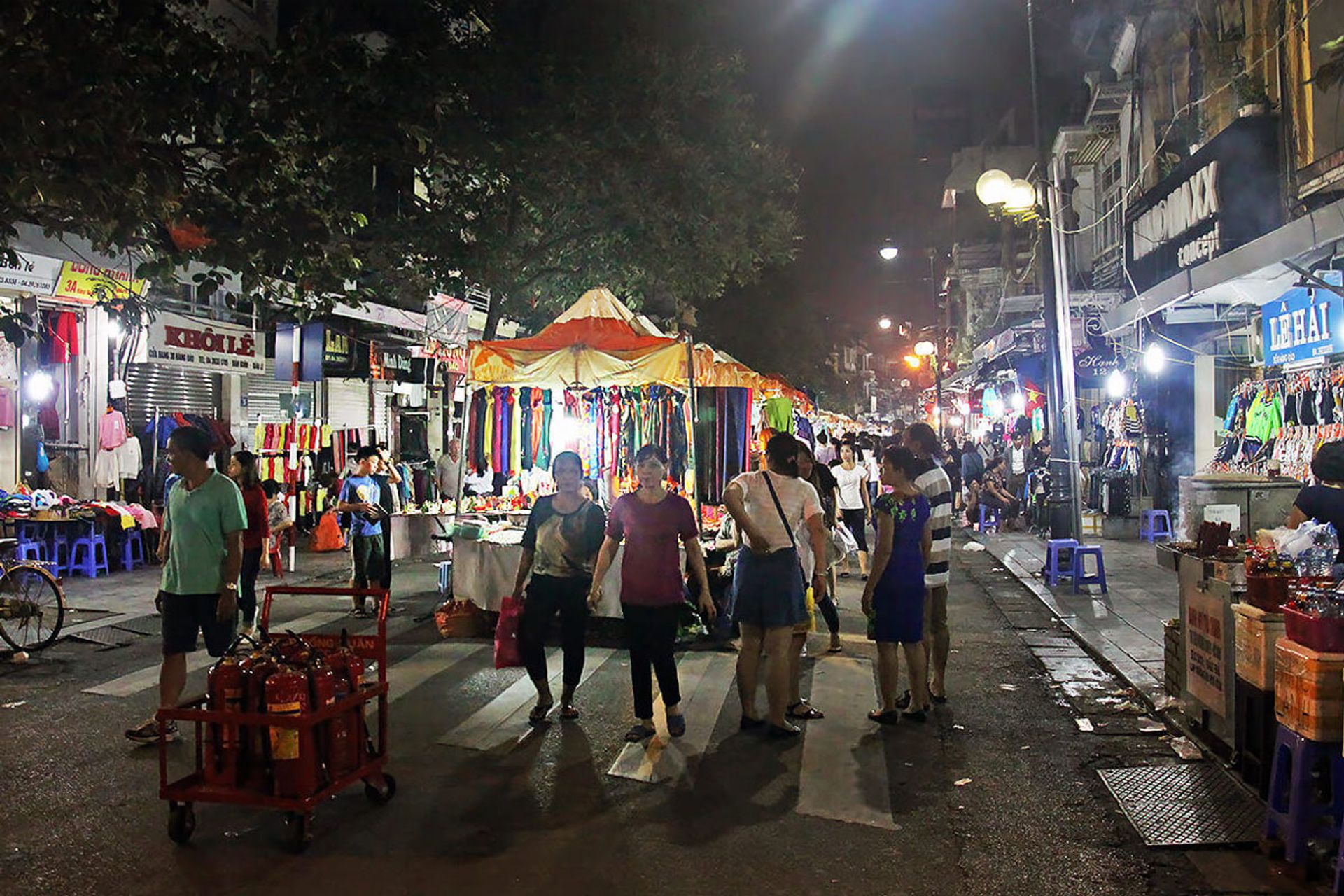 Chợ Đồng Xuân - chợ đêm phố cổ