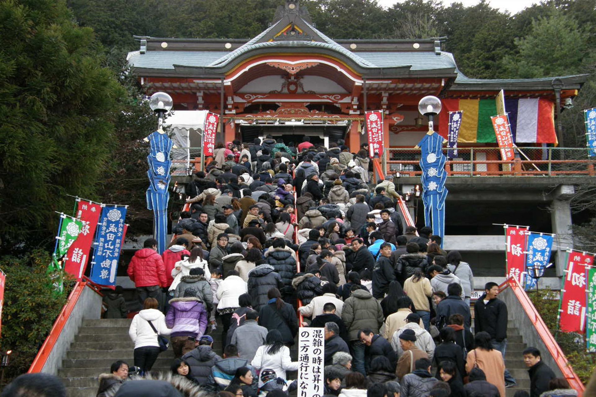 Viếng thăm đền thờ đầu năm - Hatsumode (初 詣)