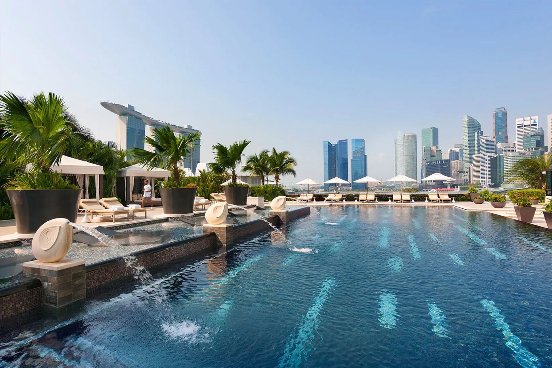 Bể bơi ở khách sạn Mandarin Oriental