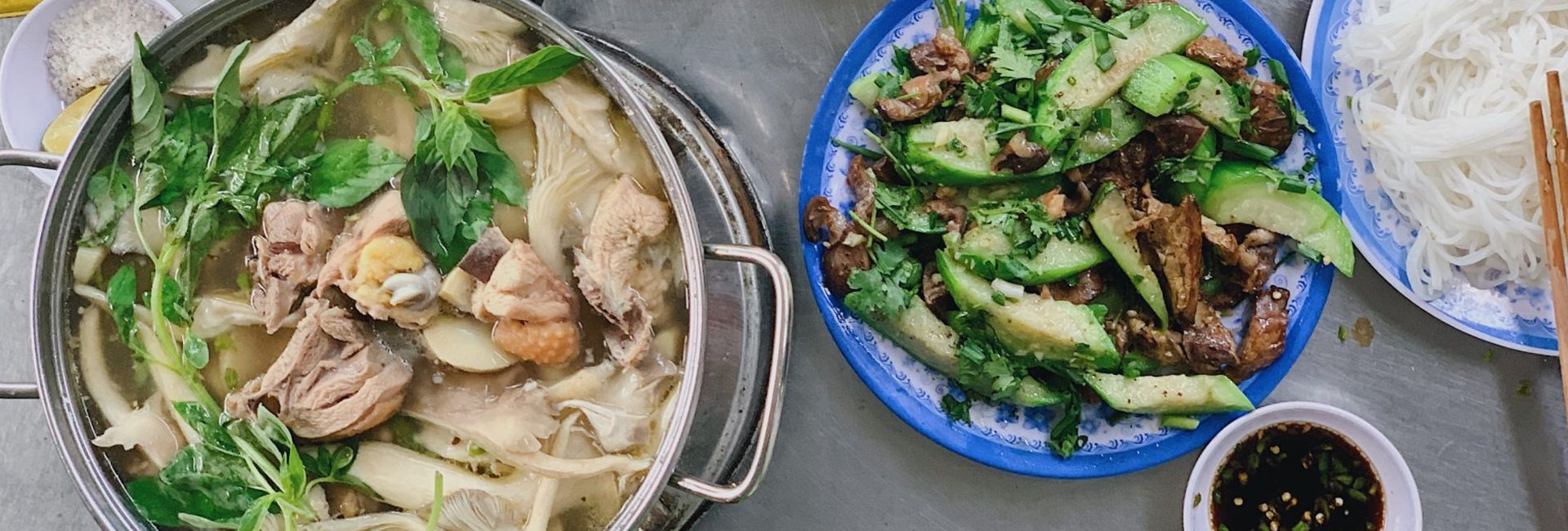 Lẩu gà lá é - món ngon không nên bỏ qua khi đến Đà Lạt