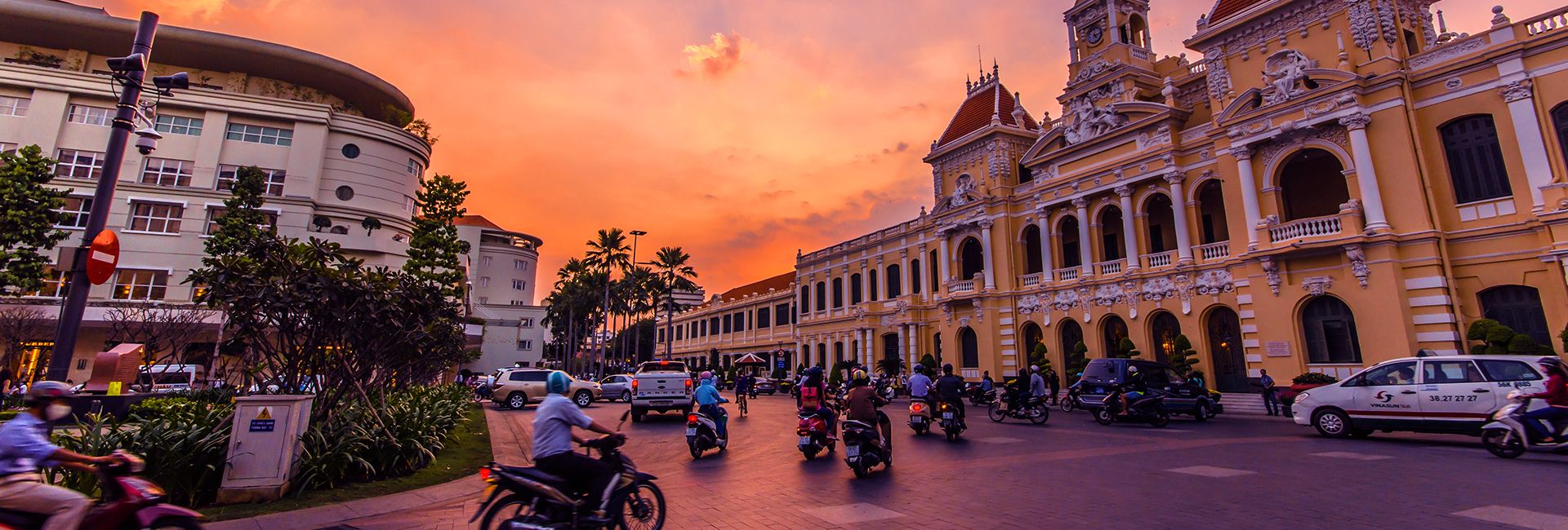 Phố đi bộ Nguyễn Huệ về đêm: ăn gì, chơi gì?