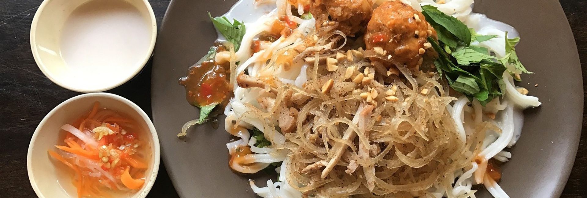 Nếm thử bánh tằm bì - thứ quà nổi tiếng của Sài Gòn