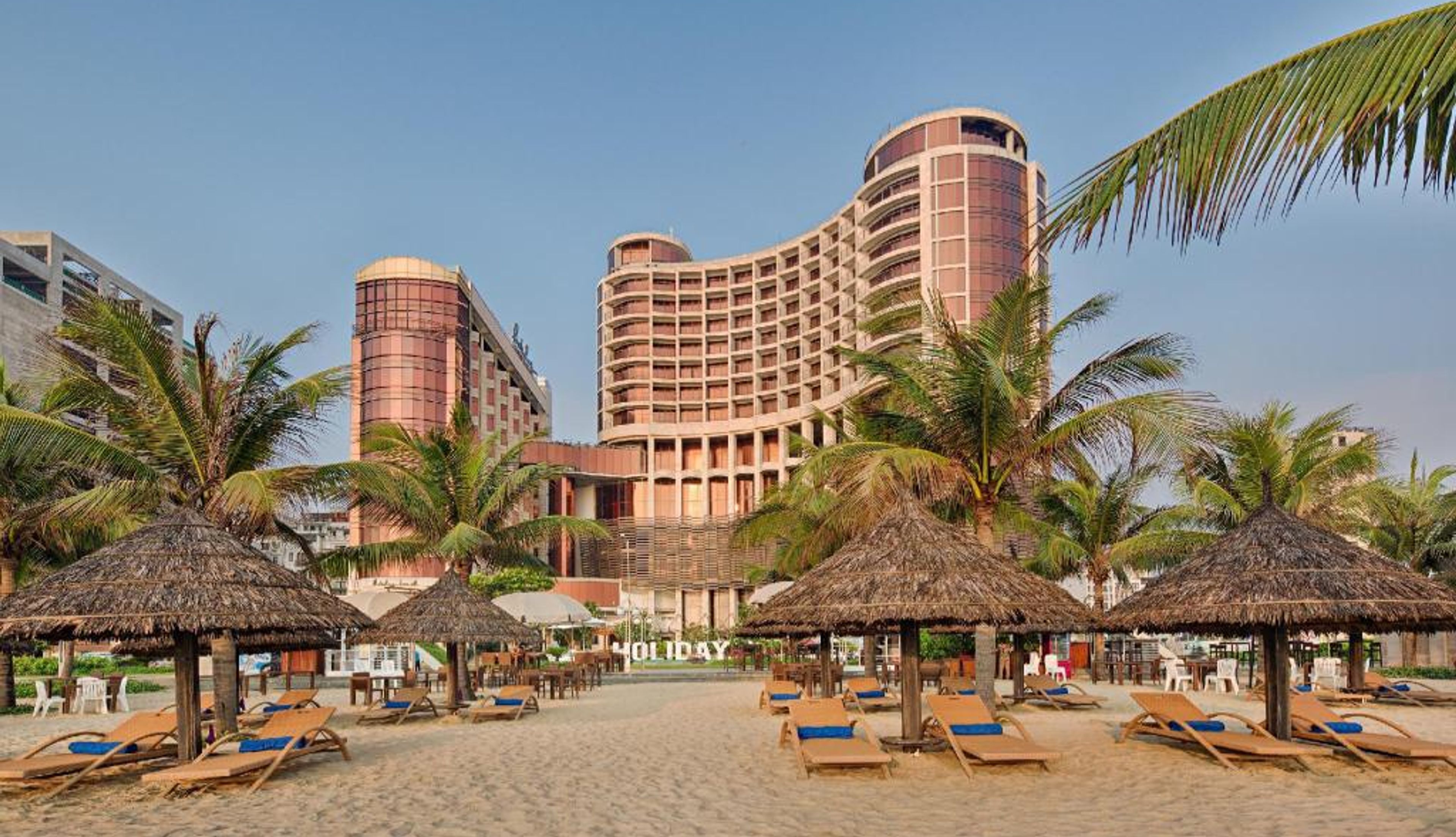 holiday-beach-da-nang resort