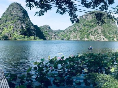 phong gia dinh view nui trang an lotus lake homestay ninh binh