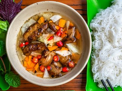 PHỞ CUỐN NHỎ XINH ĐƯỢC GÓI CẨN THẬN CHẤM CÙNG NƯỚC SỐT ĐẶC TRƯNG