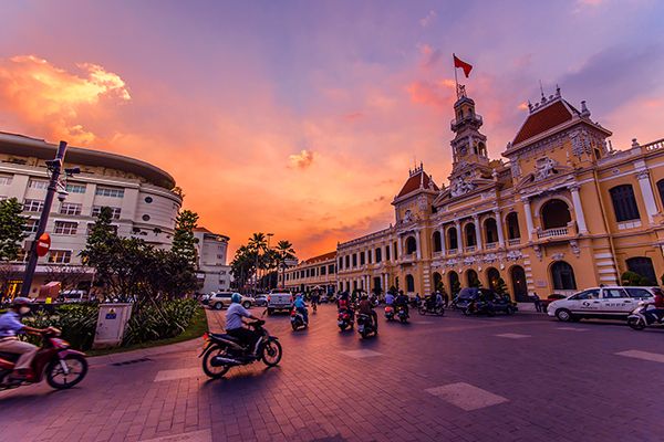 Phố đi bộ Nguyễn Huệ về đêm: ăn gì, chơi gì?