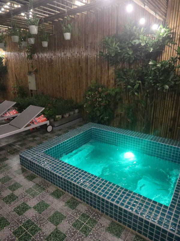 be suc jacuzzi bungalow lakeside ht garden homestay thach that ha noi 