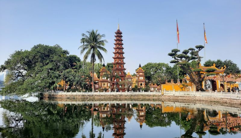 chua tran quoc dia diem du lich tay ho ha noi