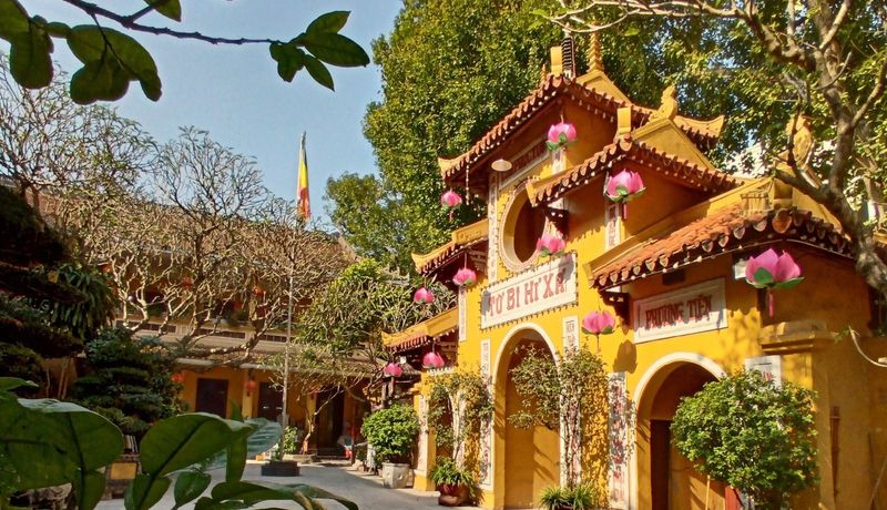chua quan su ha noi 
