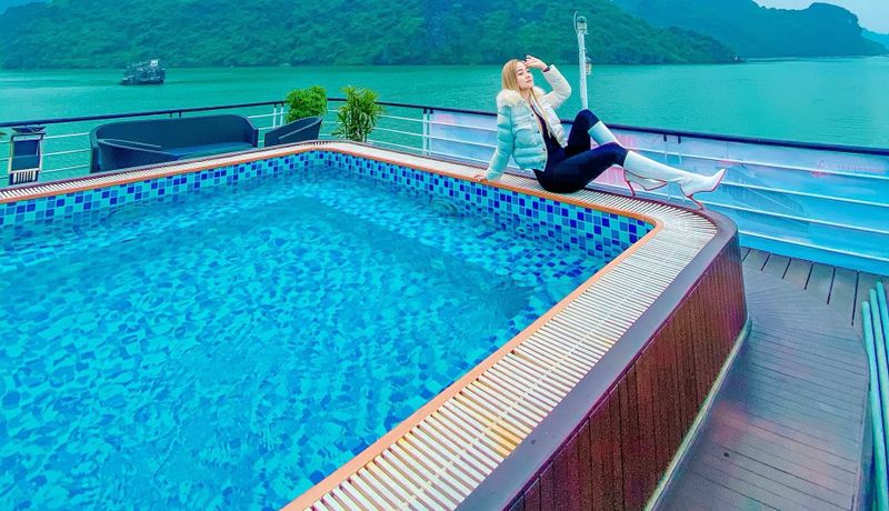 junior suite la casta 22 cabin ha long