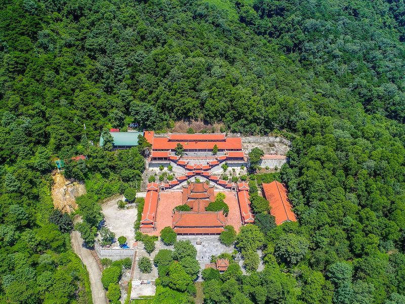chua non nuoc soc son ha noi 