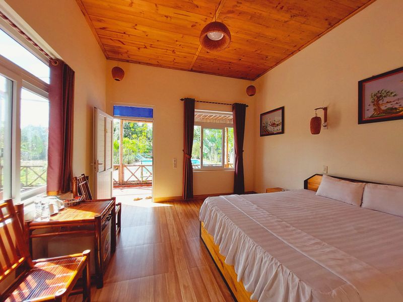 phong double view ho boi ninh binh mountain side homestay