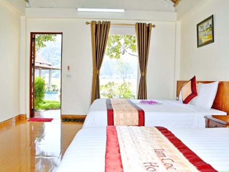 justfly phong 3 nguoi nhin ra nui tam coc mr loa homestay ninh binh