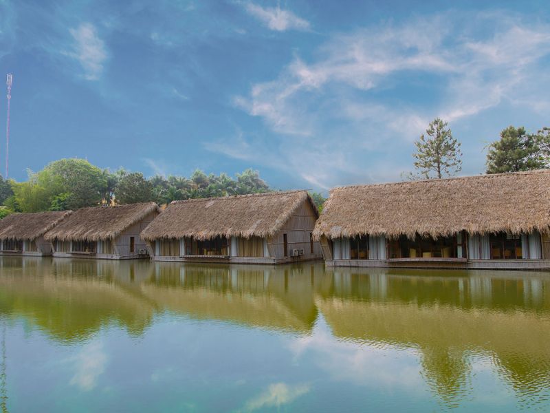 justfly xom nha noi tren ho thao vien resort