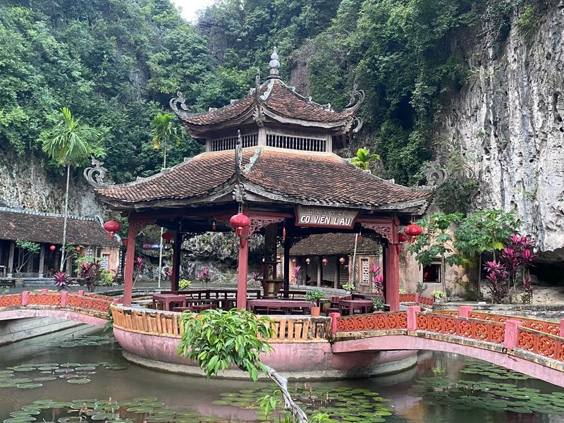 co vien lau dia diem du lich ninh binh attnib15