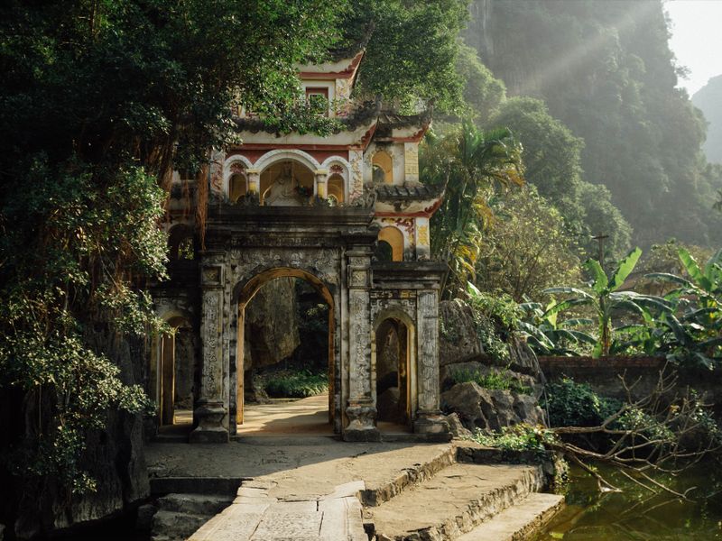 justfly chua bich dong ninh binh