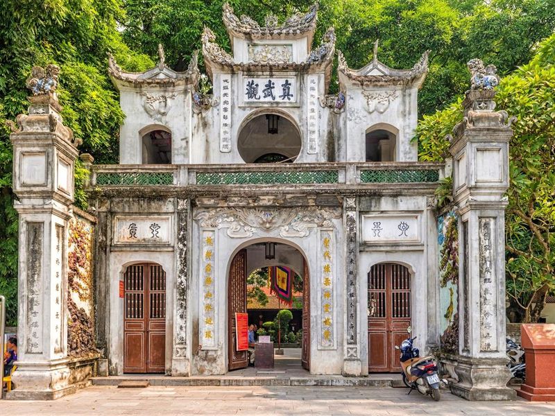 justfly den quan thanh hanoi