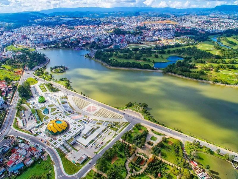 justfly ho xuan huong da lat 