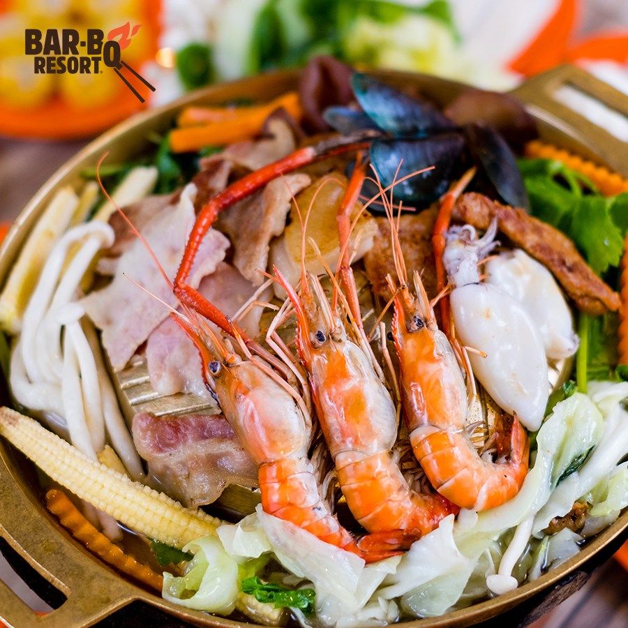 Có những địa điểm nào ở Thái Lan nổi tiếng với các món hải sản sống?
