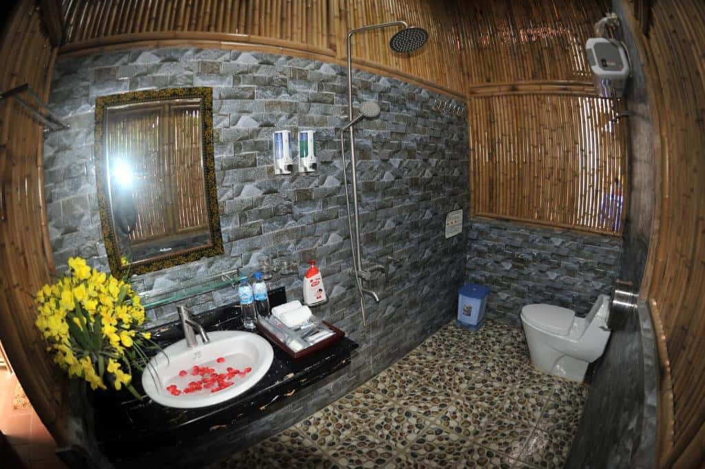 phong 4 nguoi view nui quoc khanh bamboo homestay ninh binh