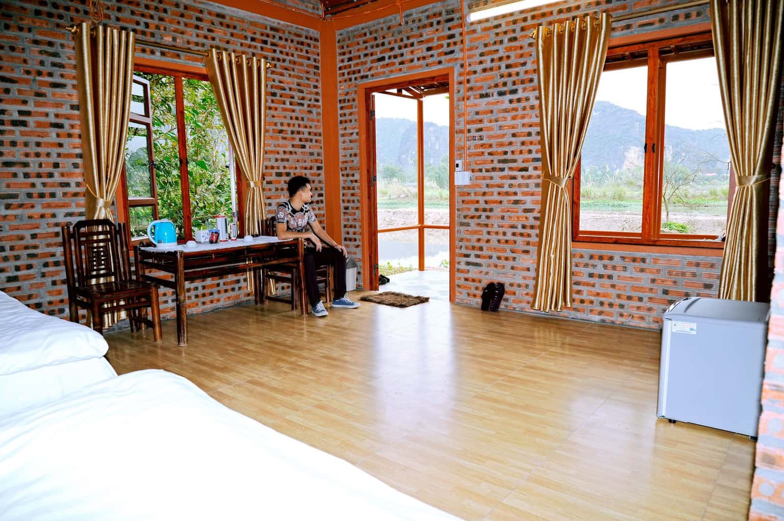 phong gia dinh view nui trang an lotus lake homestay ninh binh