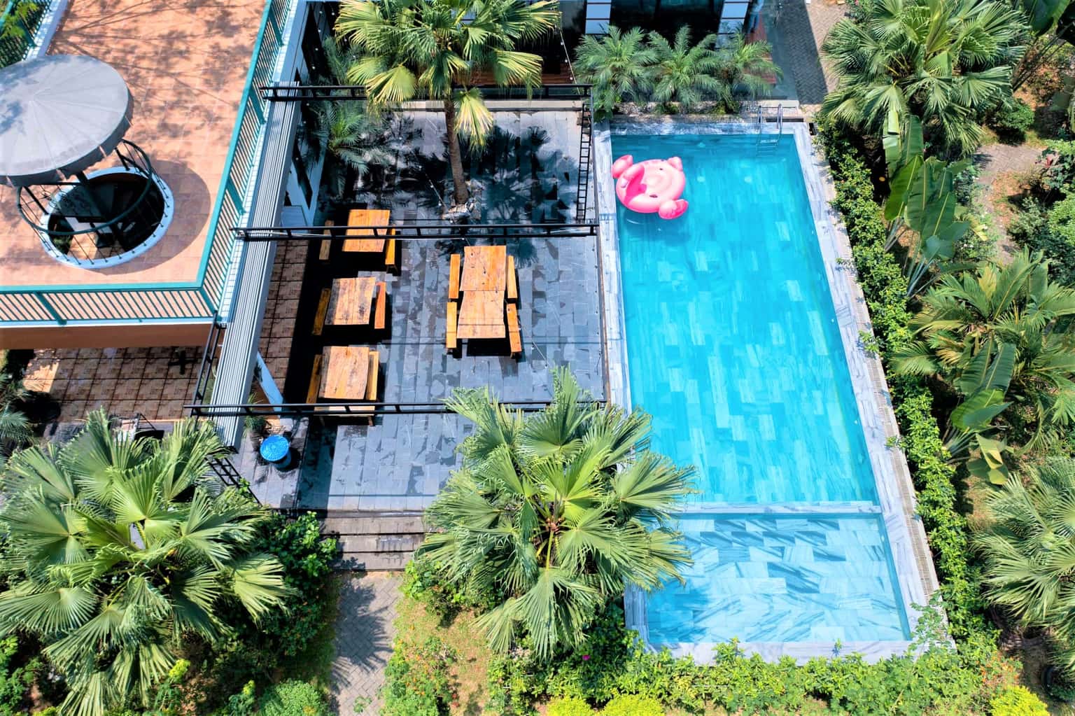 Bàn ăn ngoài trời 