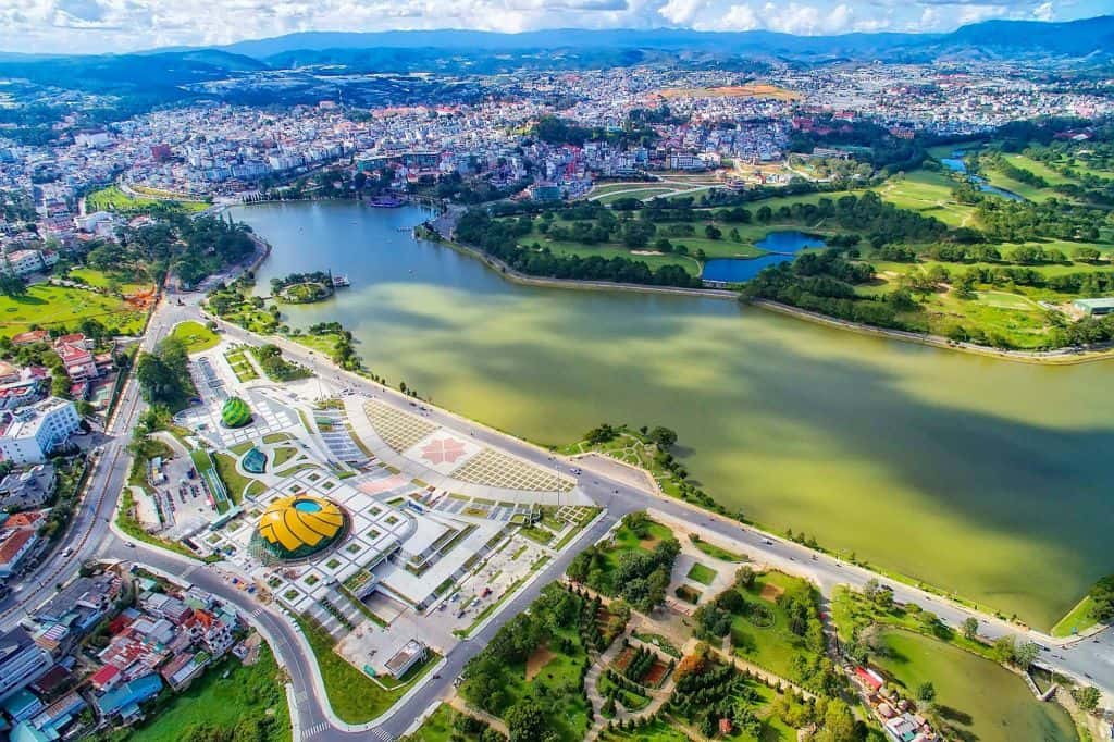 justfly ho xuan huong da lat 