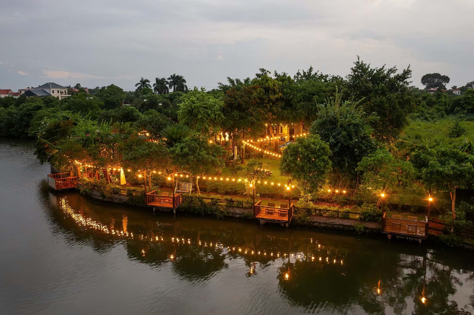 Bàn trà bên hồ