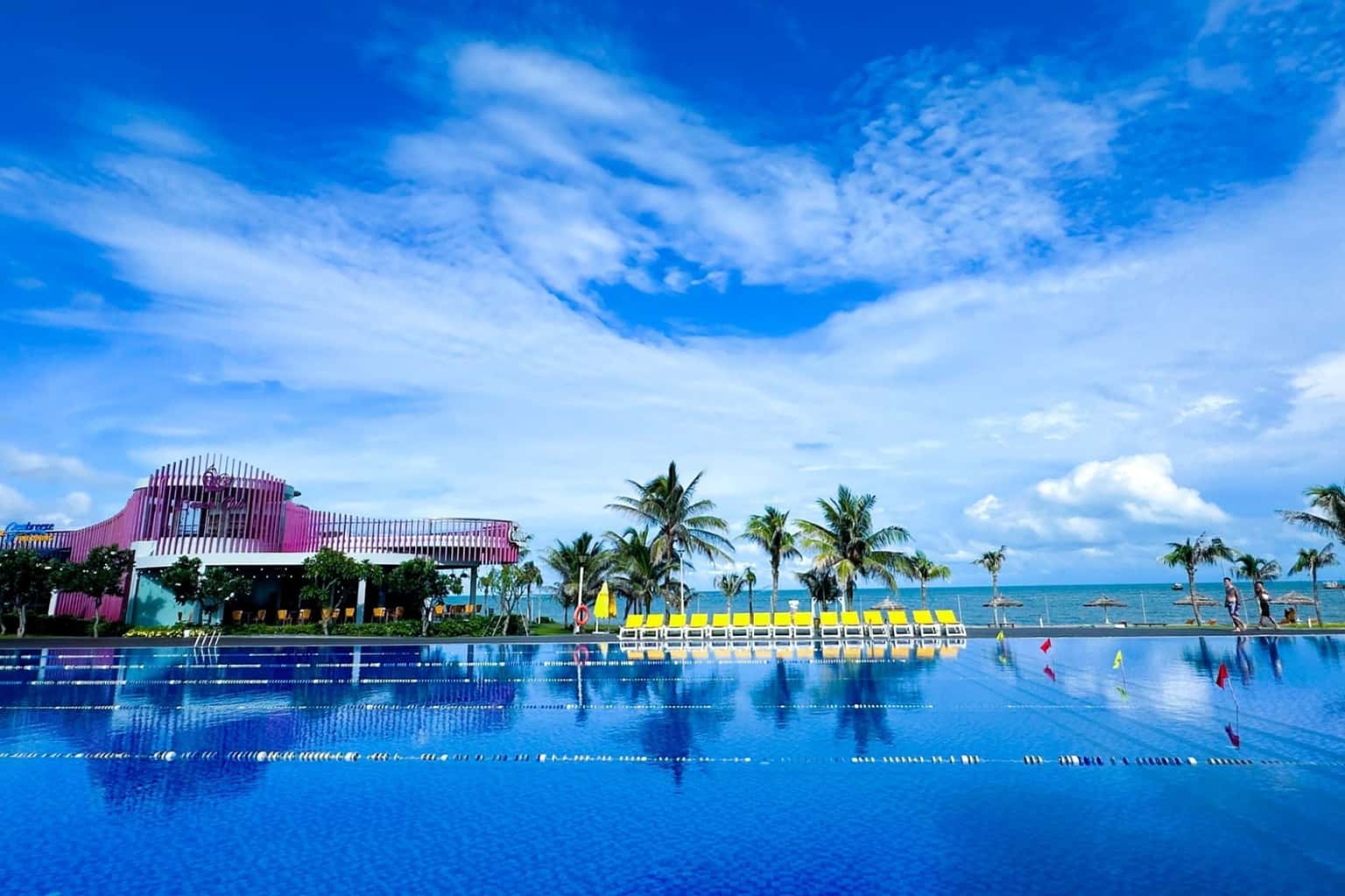 Hồ bơi chung toàn khu