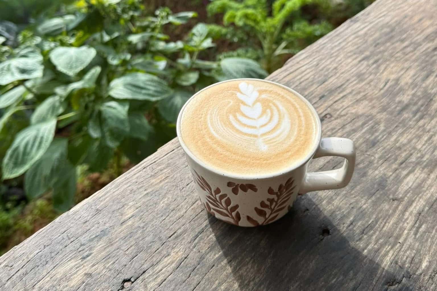 Quán cafe ở cổng khu