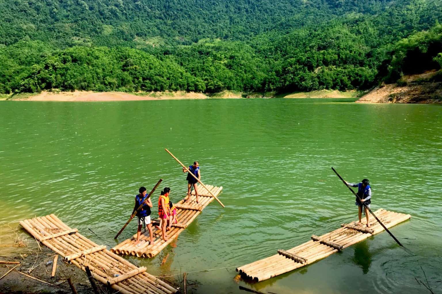 Bè đi ra giữa hồ