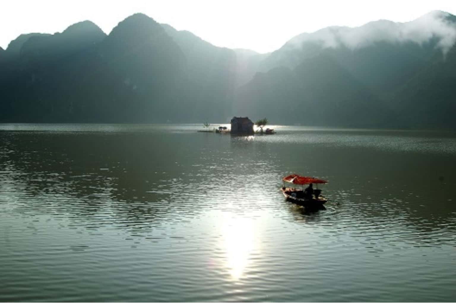 Thuyền vãn cảnh hồ