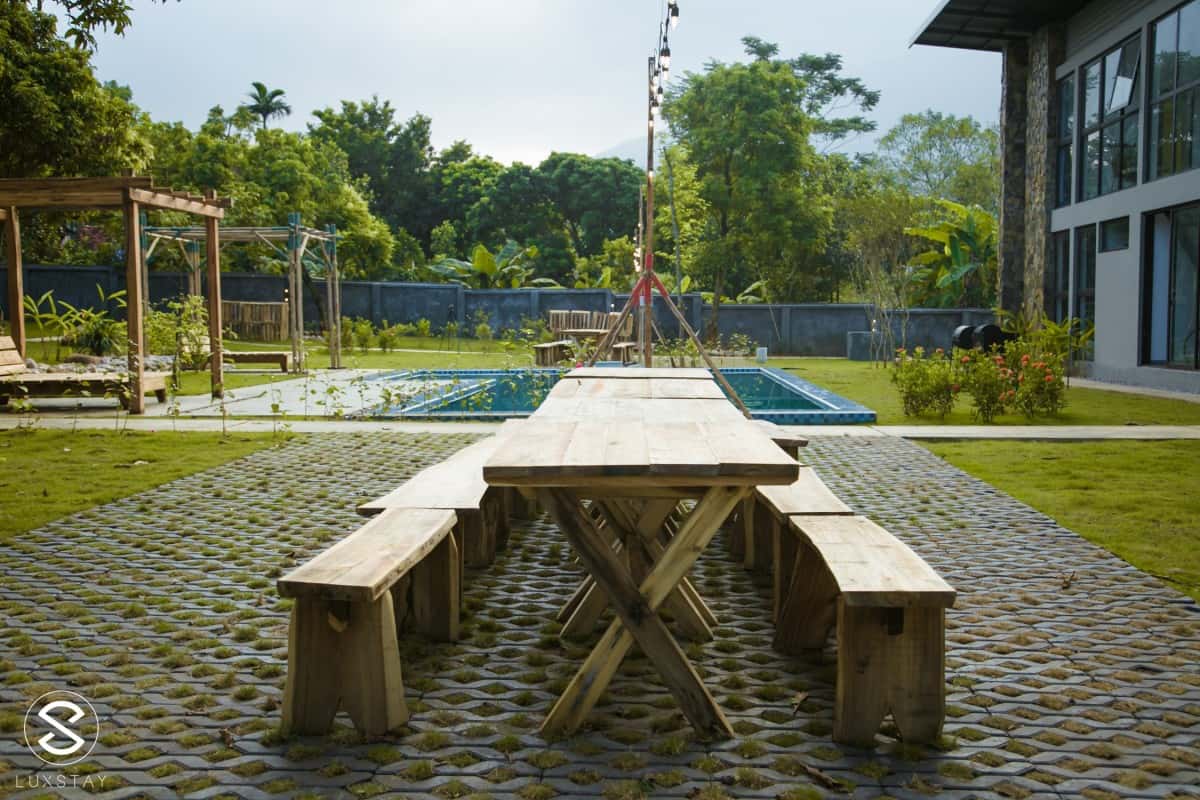 Bàn ăn ngoài trời