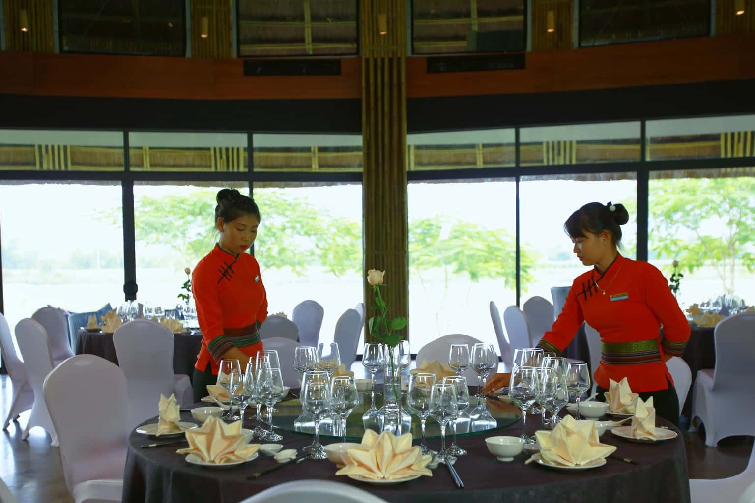 nha hang non serena kim boi hoa binh  