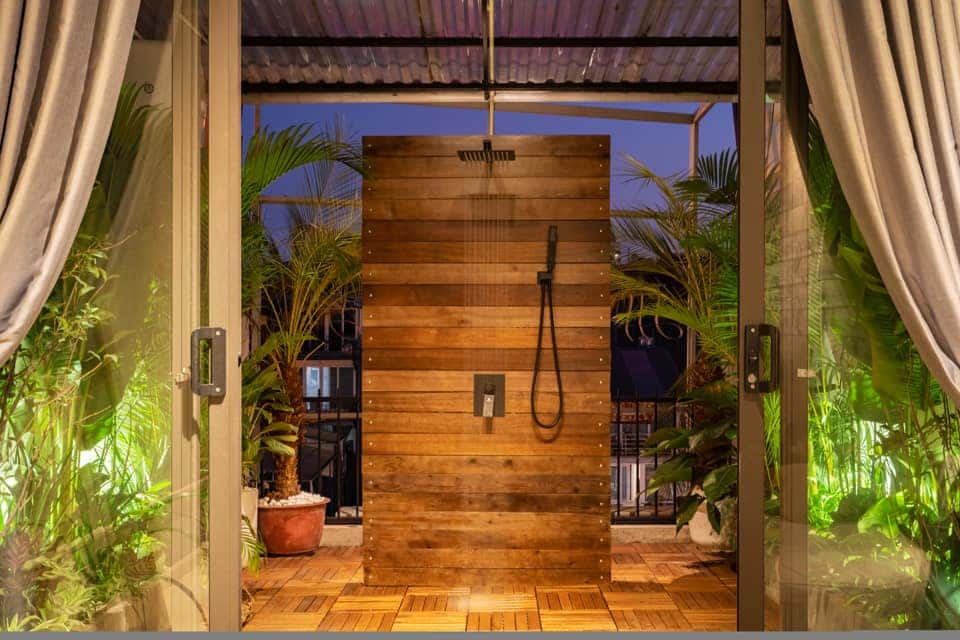 Shower Outside, Hoàn Kiếm — ảnh 1