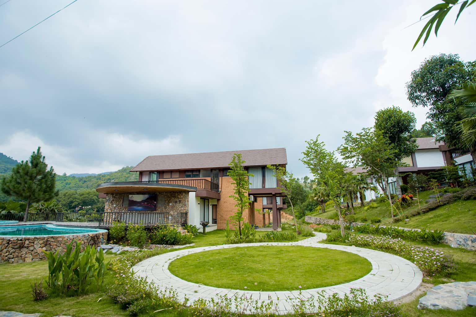khuon vien thang may village ba vi