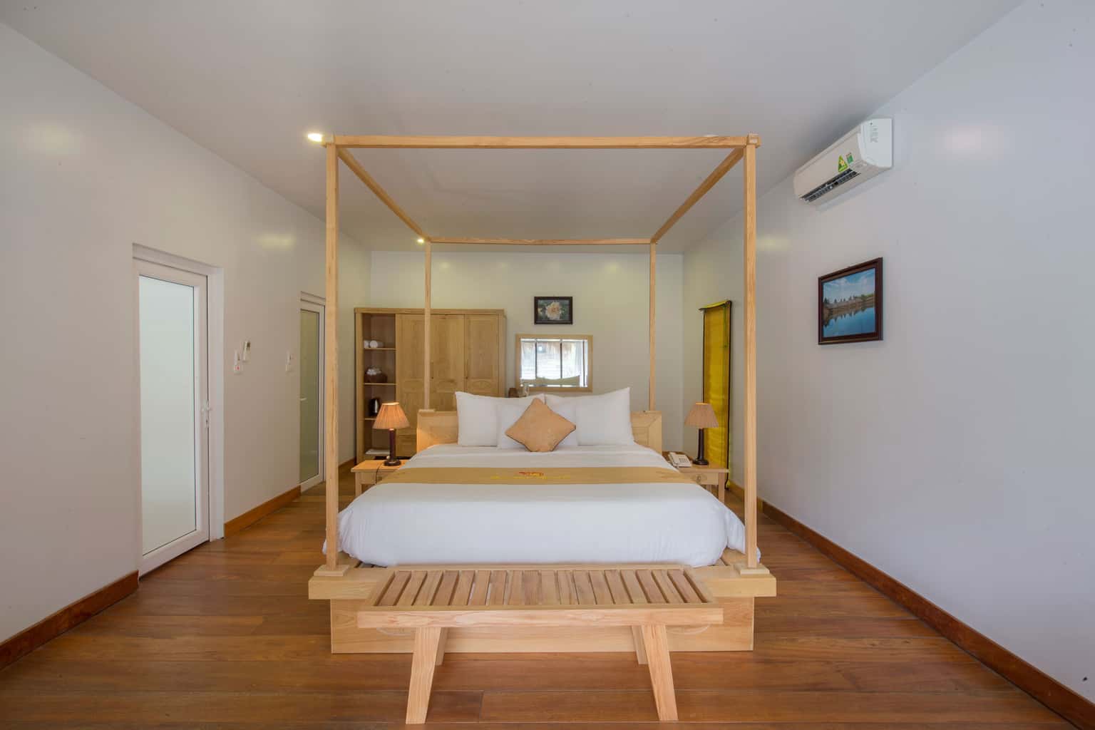 justfly xom nha noi tren ho thao vien resort