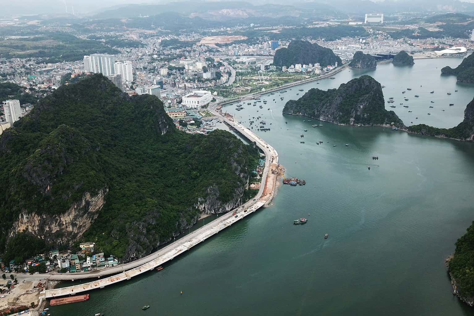 nui bai tho ha long