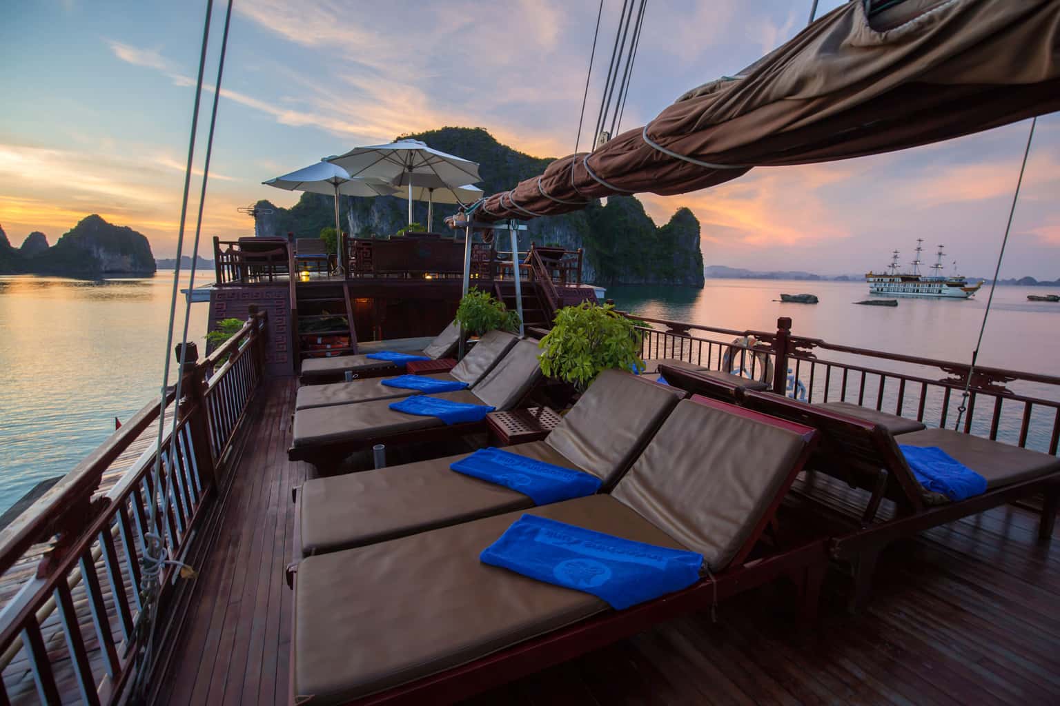 dragon pearl junk indochina junk cruise ha long bay