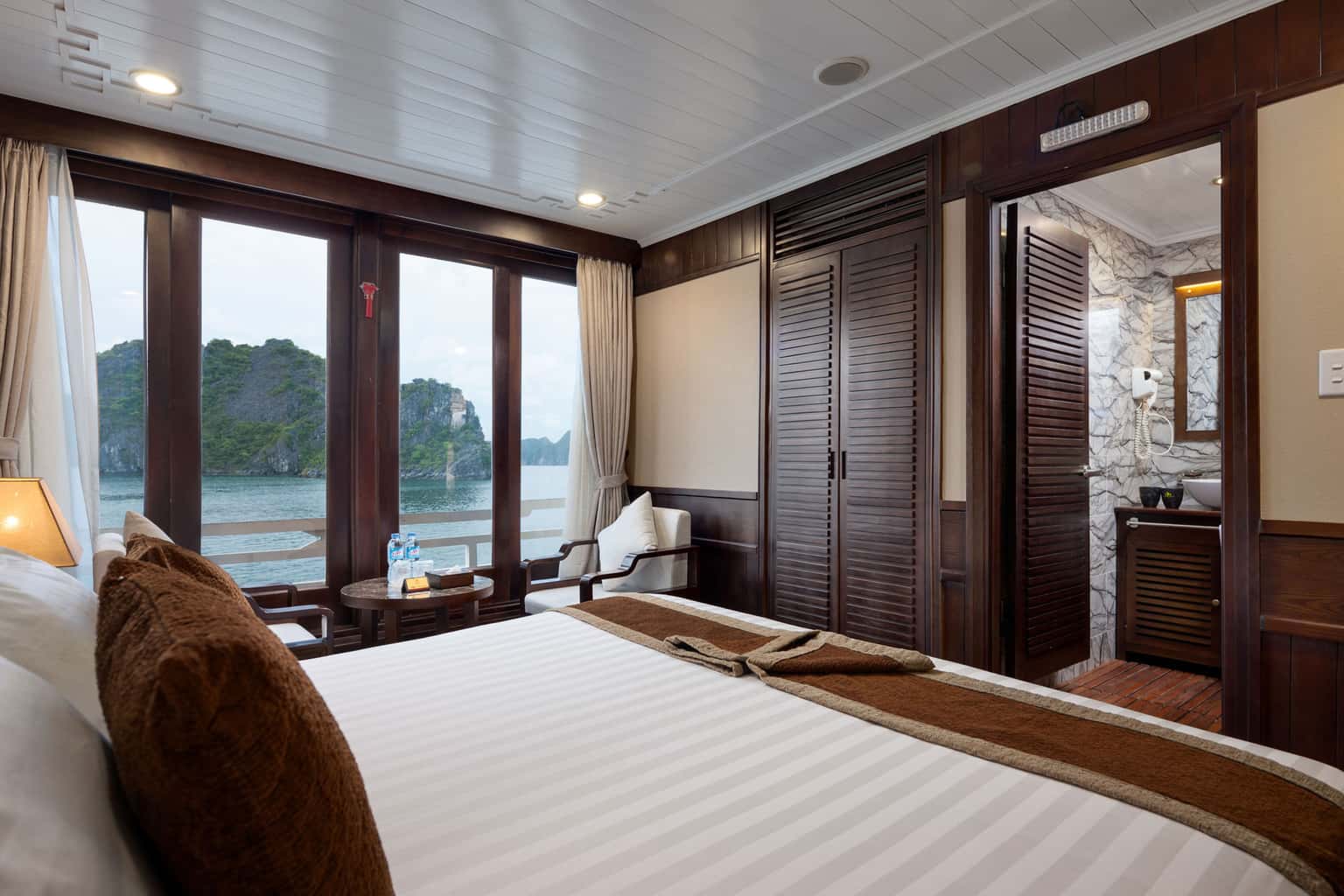 deluxe pelican glory pelican cruise ha long
