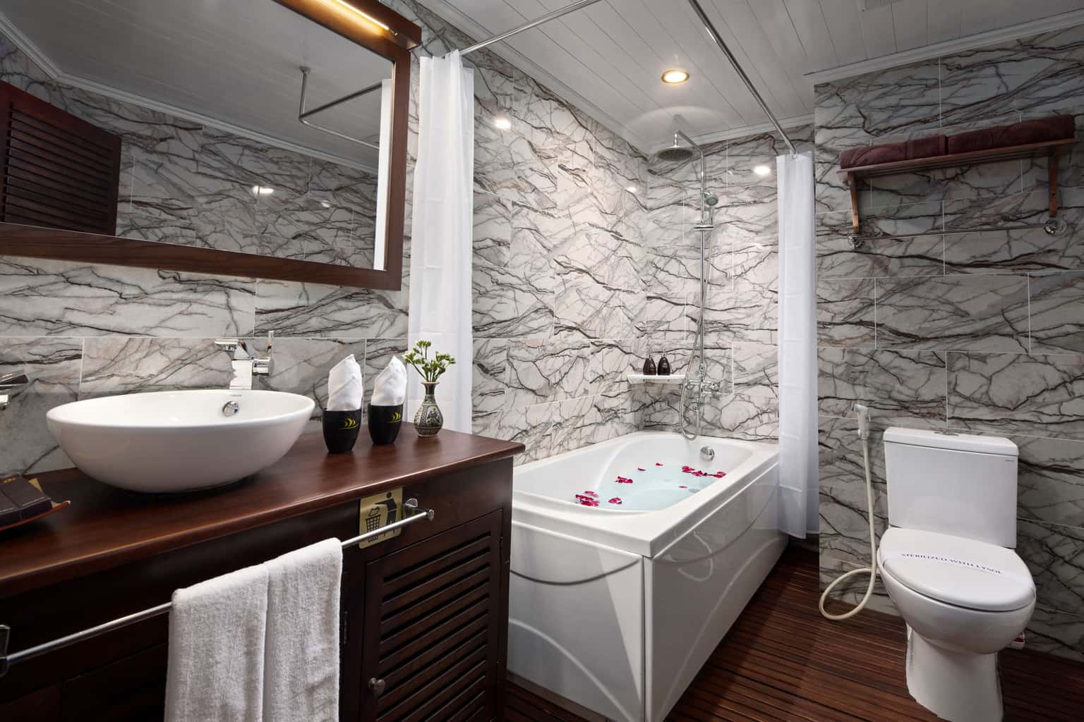 royal suite pelican glory pelican cruise ha long