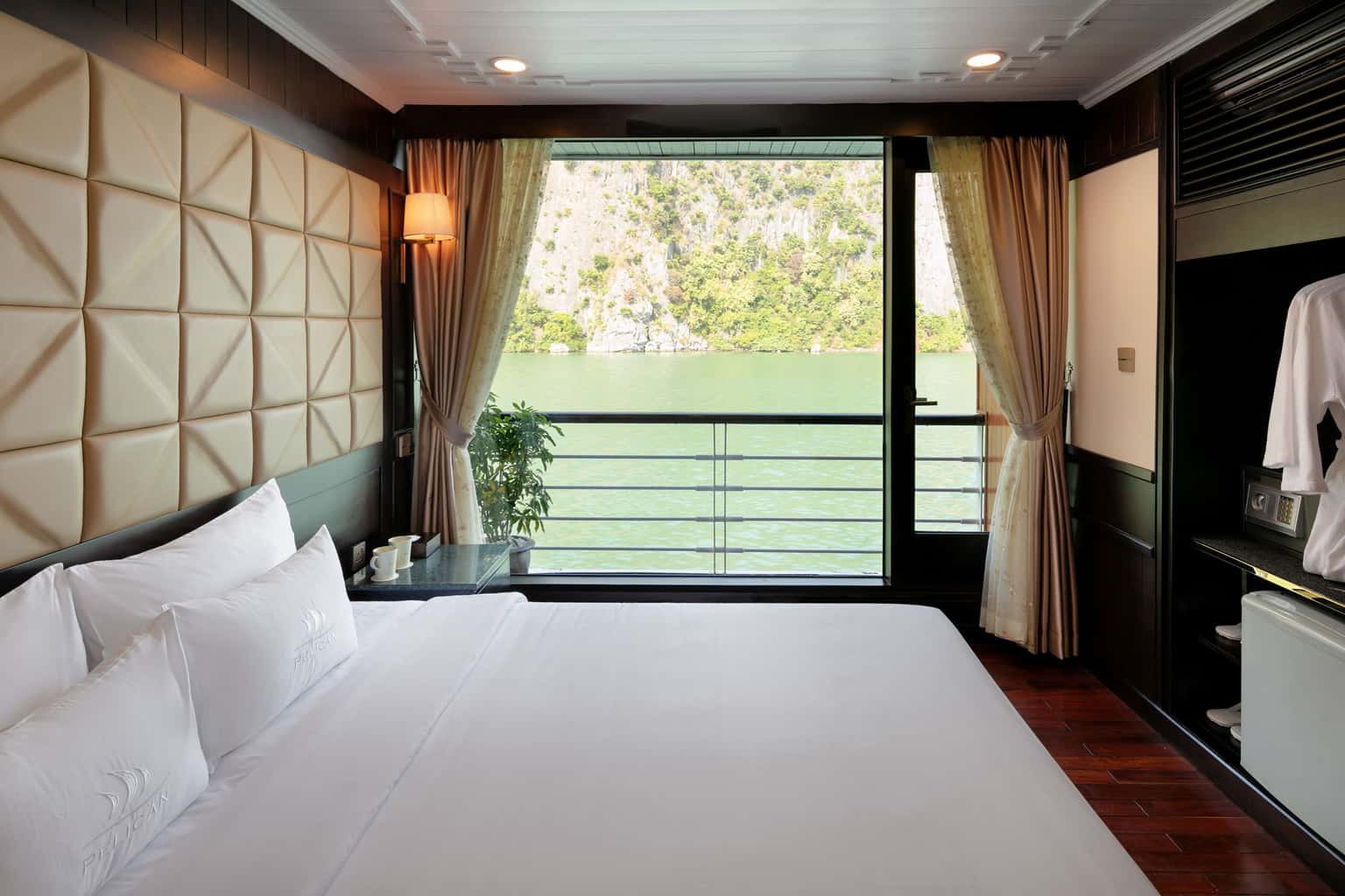 deluxe pelican classic pelican cruise ha long 