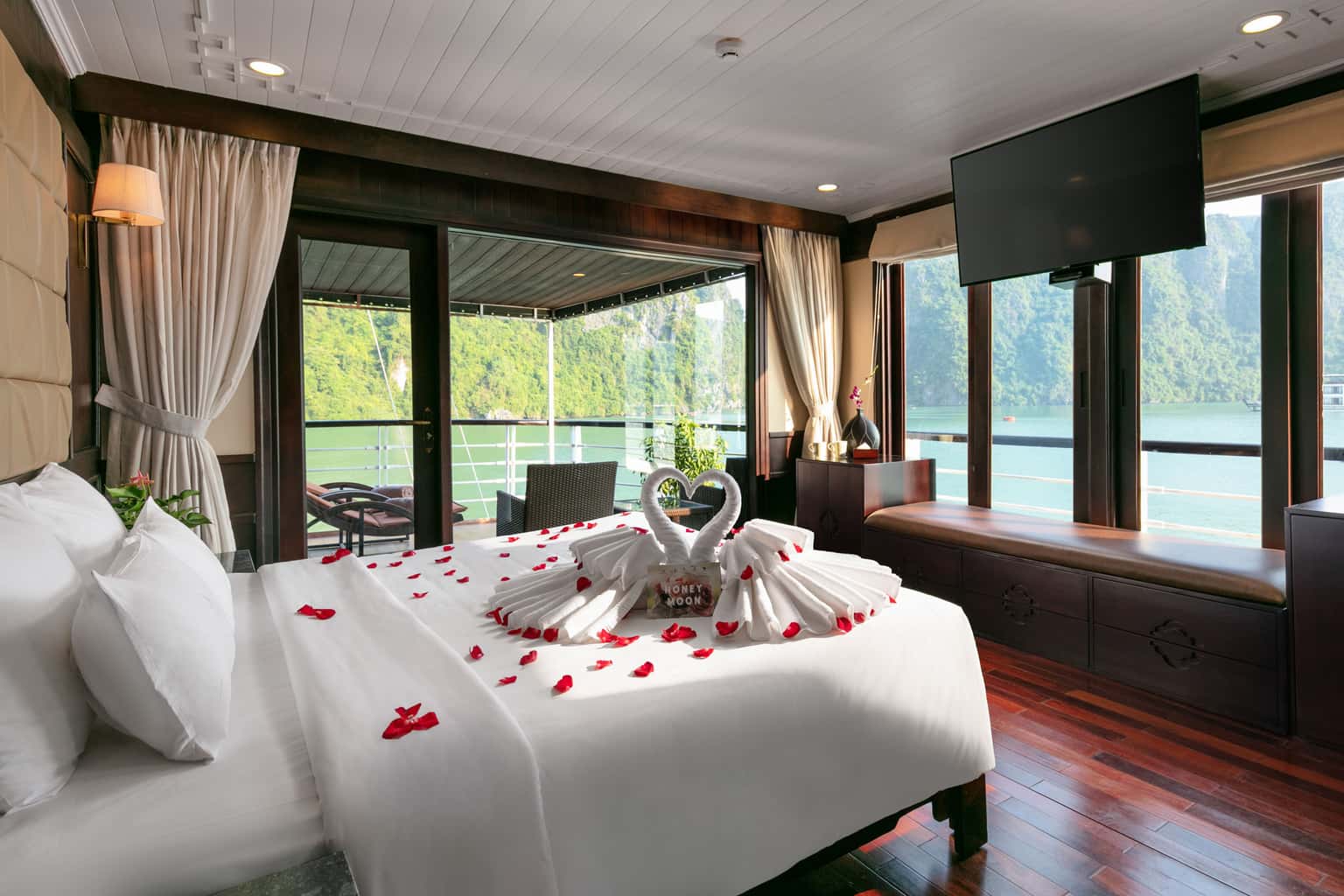 royal suite pelican classic pelican cruise ha long