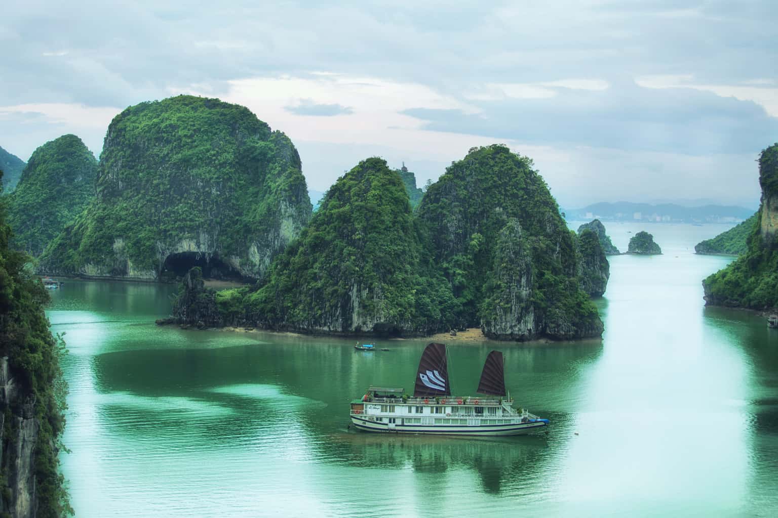 bhaya classic bhaya au co cruise ha long bay